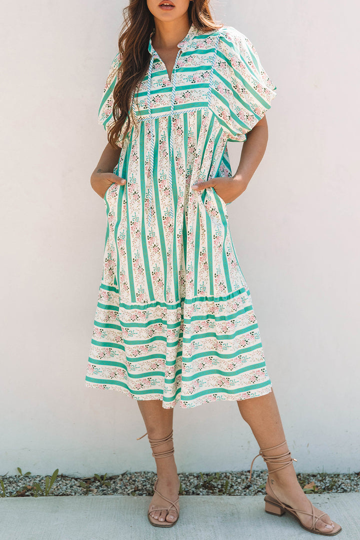 Robe mi-longue à rayures multicolores et imprimé floral, col fendu et manches bouffantes