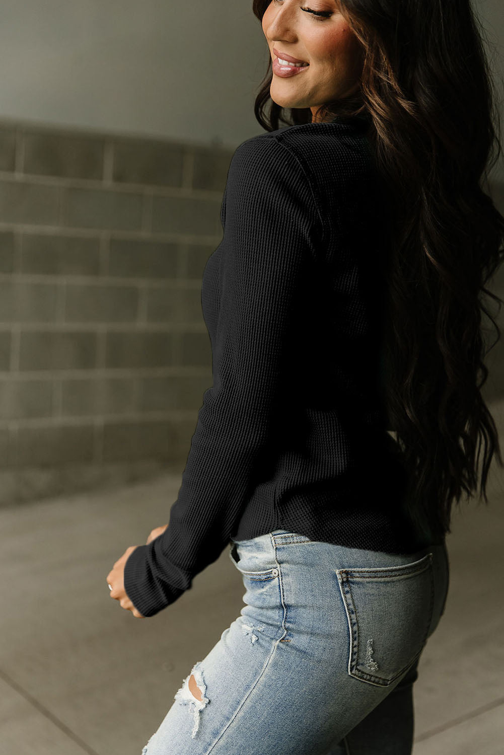 Haut Henley en tricot gaufré à encolure bordée de noir