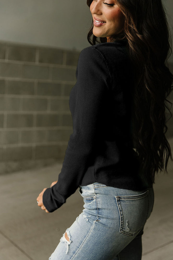 Haut Henley en tricot gaufré à encolure bordée de noir