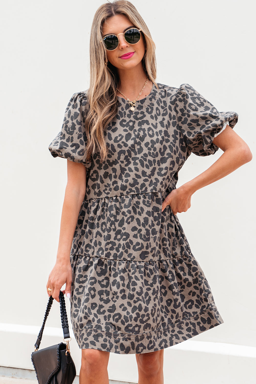 Mini-robe en jean marron à manches courtes bouffantes et imprimé léopard