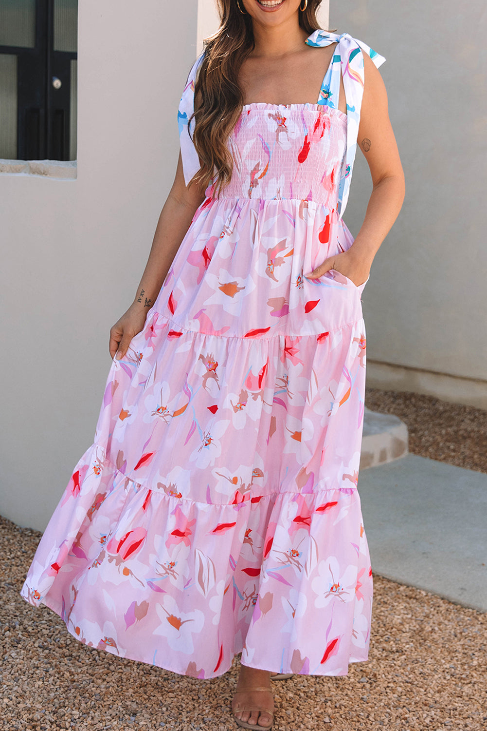 Robe longue smockée à imprimé floral rose et épaules nouées