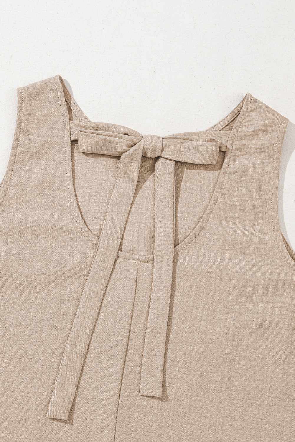 Robe courte sans manches gris fumé à dos échancré et ourlet à volants