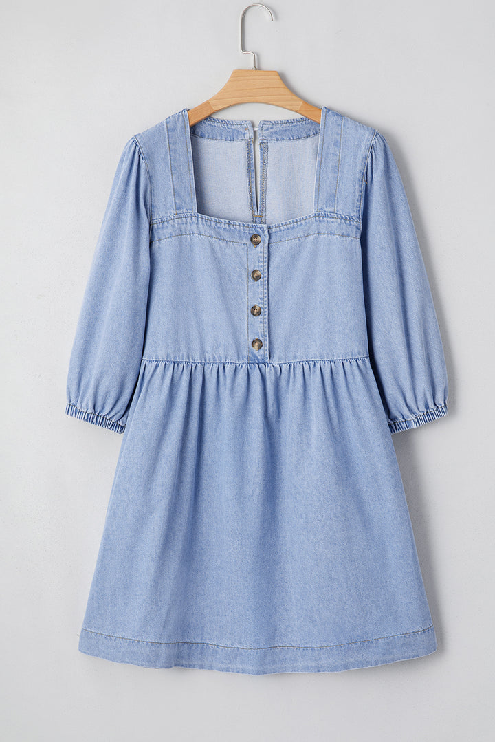 Robe mini babydoll à col carré et boutons en denim bleu Beau
