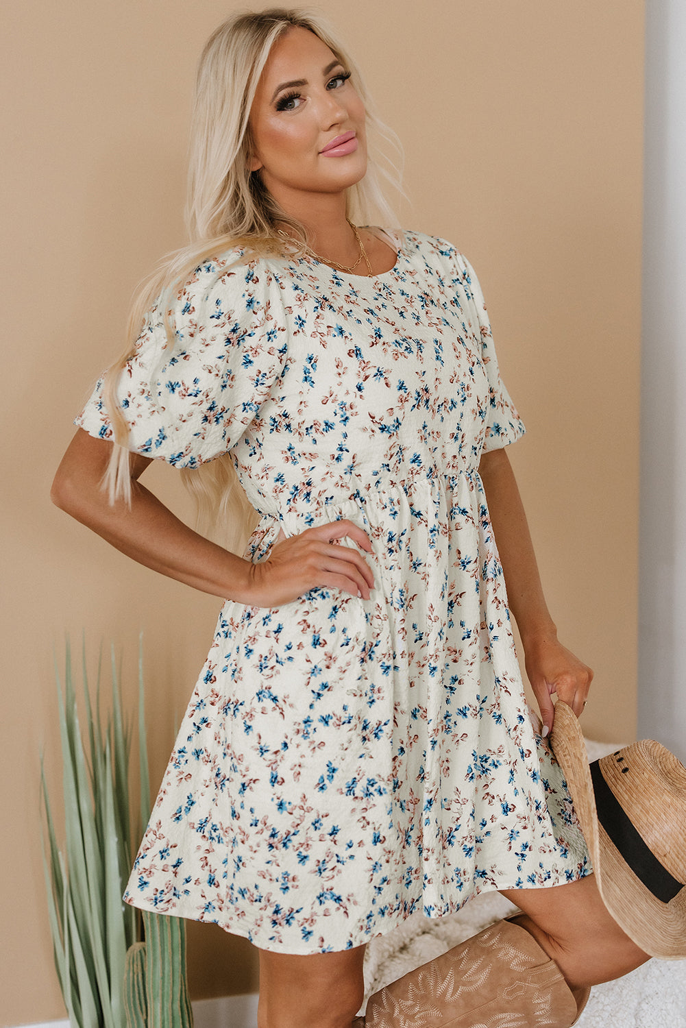 Mini-robe taille empire beige à manches courtes bouffantes et à fleurs