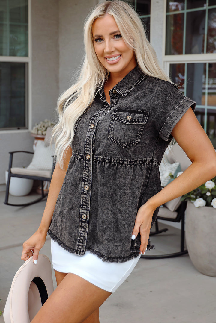 Chemise en jean noire à manches courtes, poche à rabat et ourlet brut boutonné