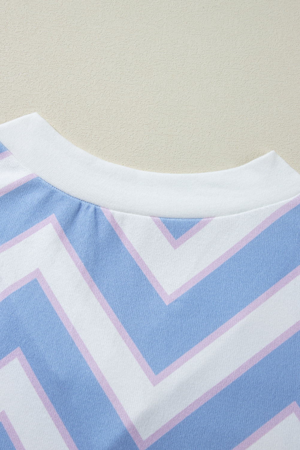 Haut oversize à col en V et imprimé rayures zigzag bleu ciel