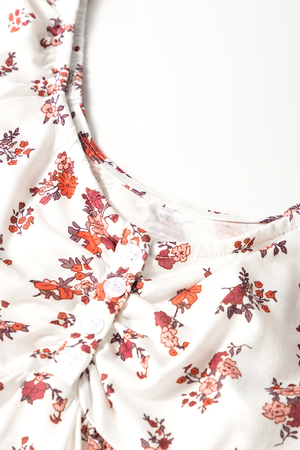 Chemisier blanc à manches courtes froncées et cintrées, style bohème floral