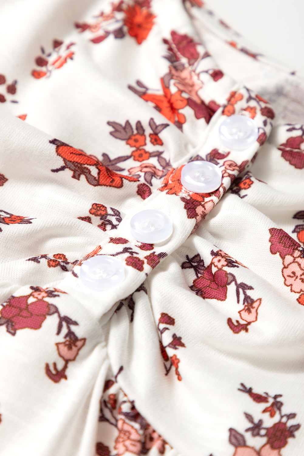Chemisier blanc à manches courtes froncées et cintrées, style bohème floral