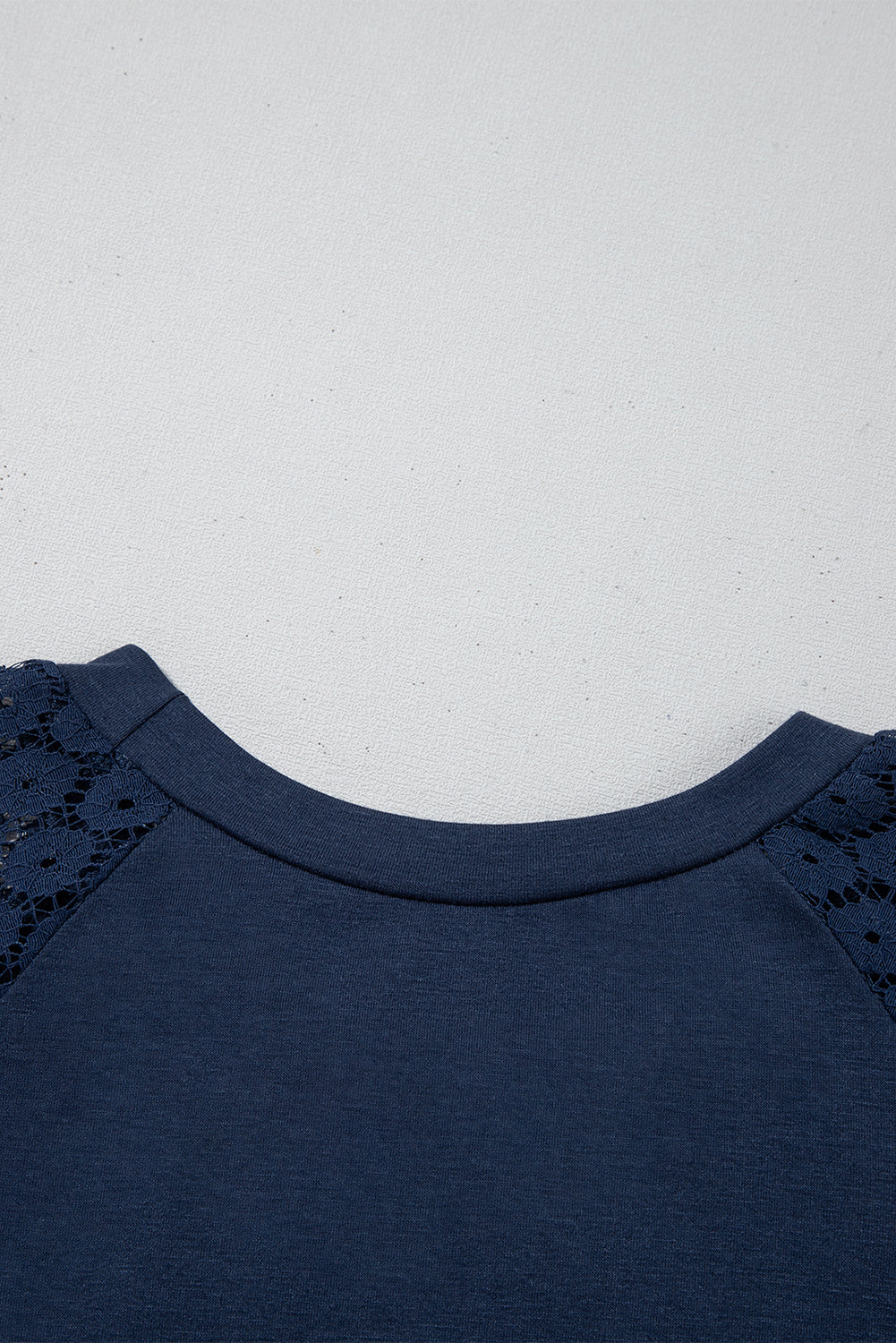 Robe droite bleu marine à manches raglan et détails plissés en dentelle contrastante