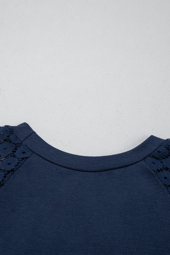 Robe droite bleu marine à manches raglan et détails plissés en dentelle contrastante