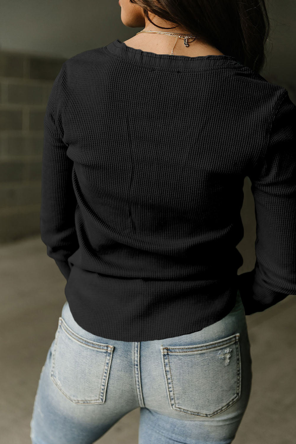 Haut Henley en tricot gaufré à encolure bordée de noir
