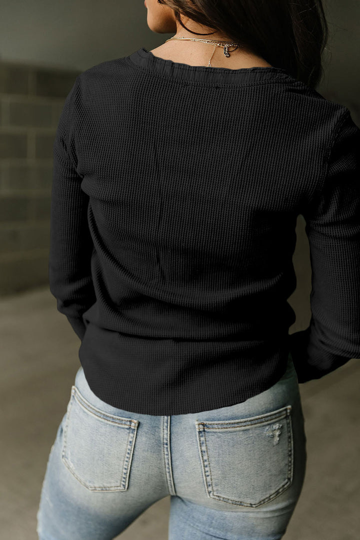 Haut Henley en tricot gaufré à encolure bordée de noir