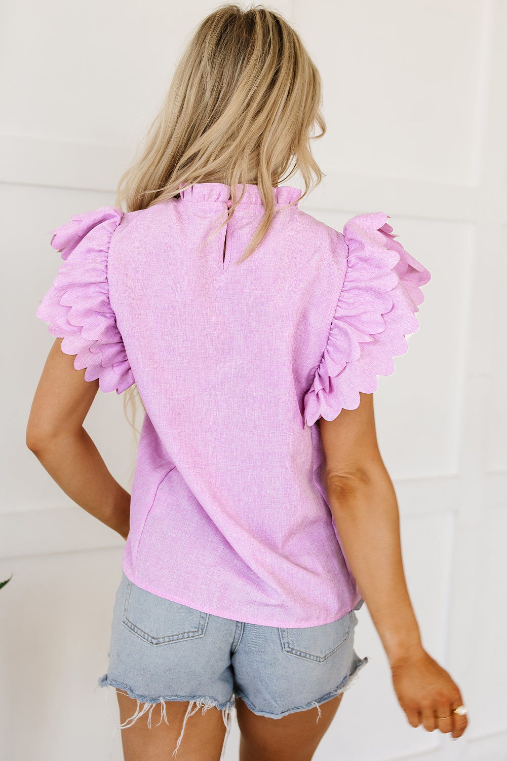 Haut rose vif uni à manches à volants festonnés