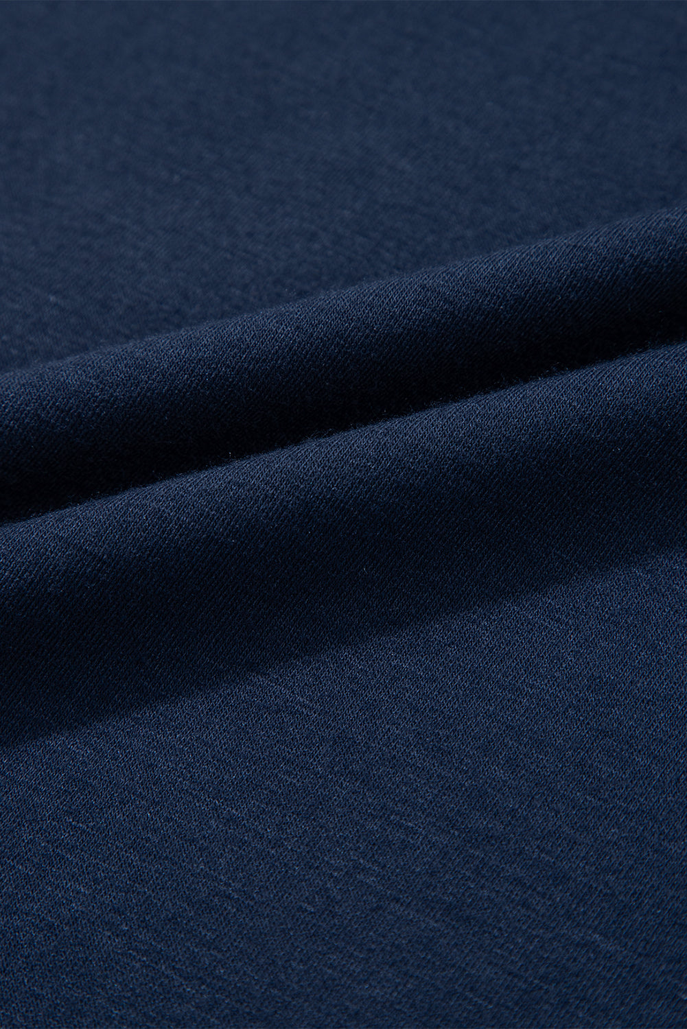 Robe droite bleu marine à manches raglan et détails plissés en dentelle contrastante