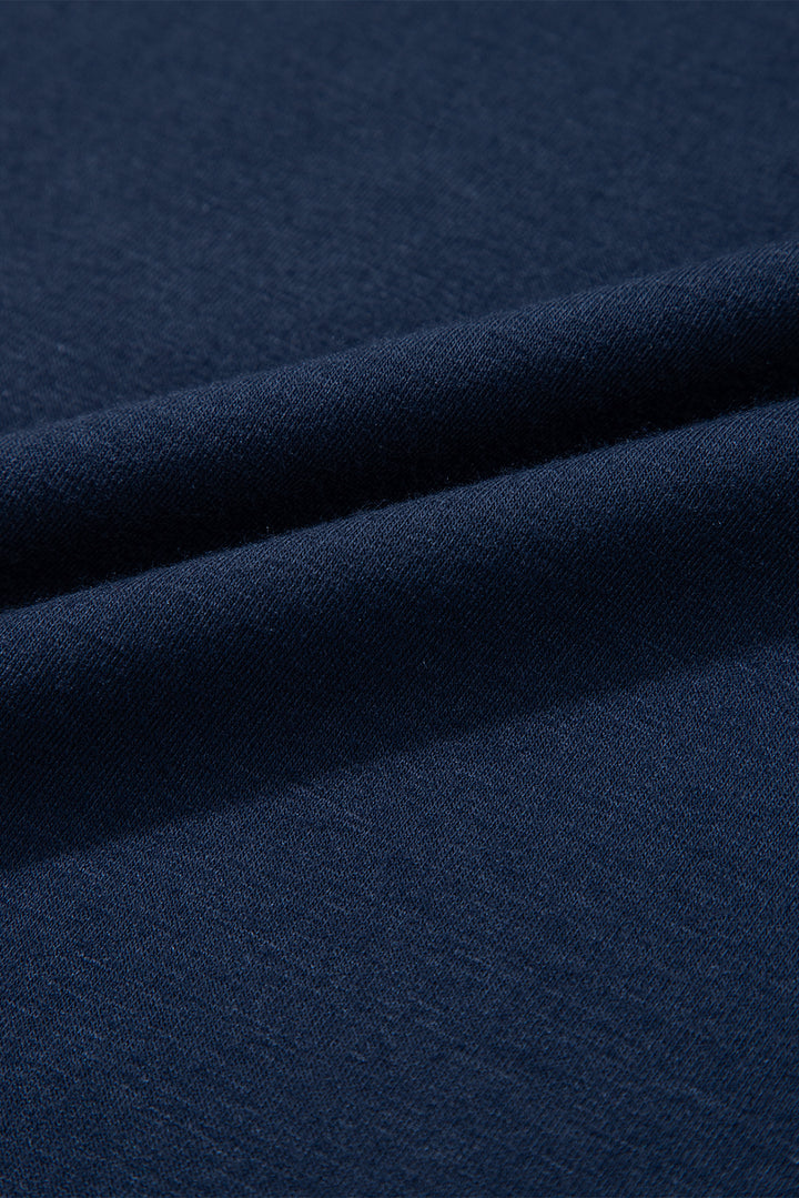 Robe droite bleu marine à manches raglan et détails plissés en dentelle contrastante