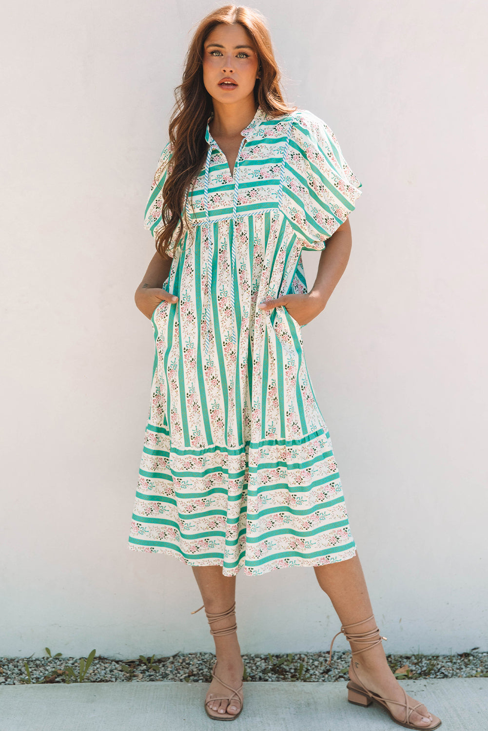 Robe mi-longue à rayures multicolores et imprimé floral, col fendu et manches bouffantes
