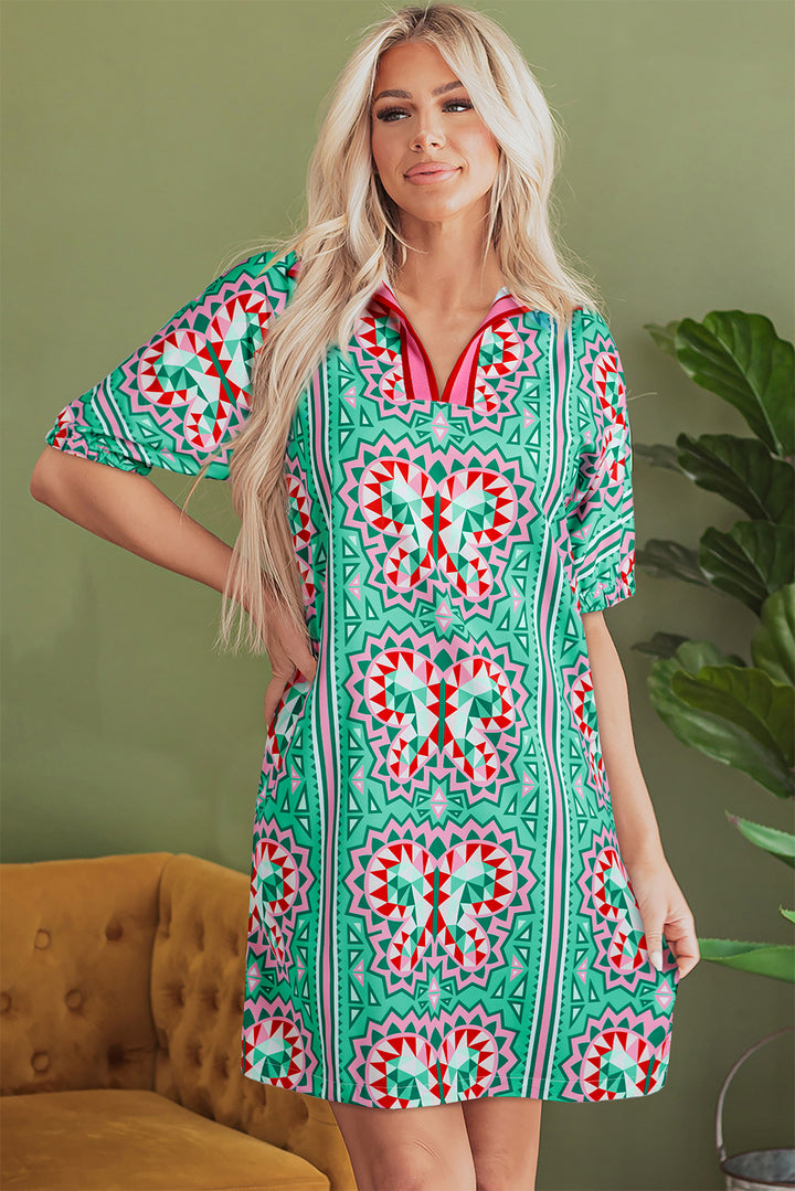 Robe à manches courtes et col fendu vert menthe à imprimé papillon géométrique