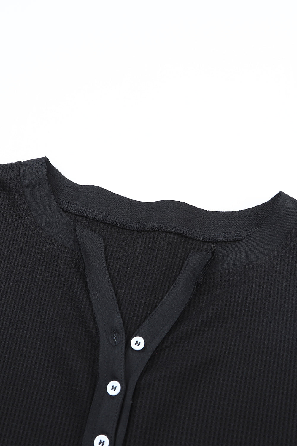 Haut Henley en tricot gaufré à encolure bordée de noir
