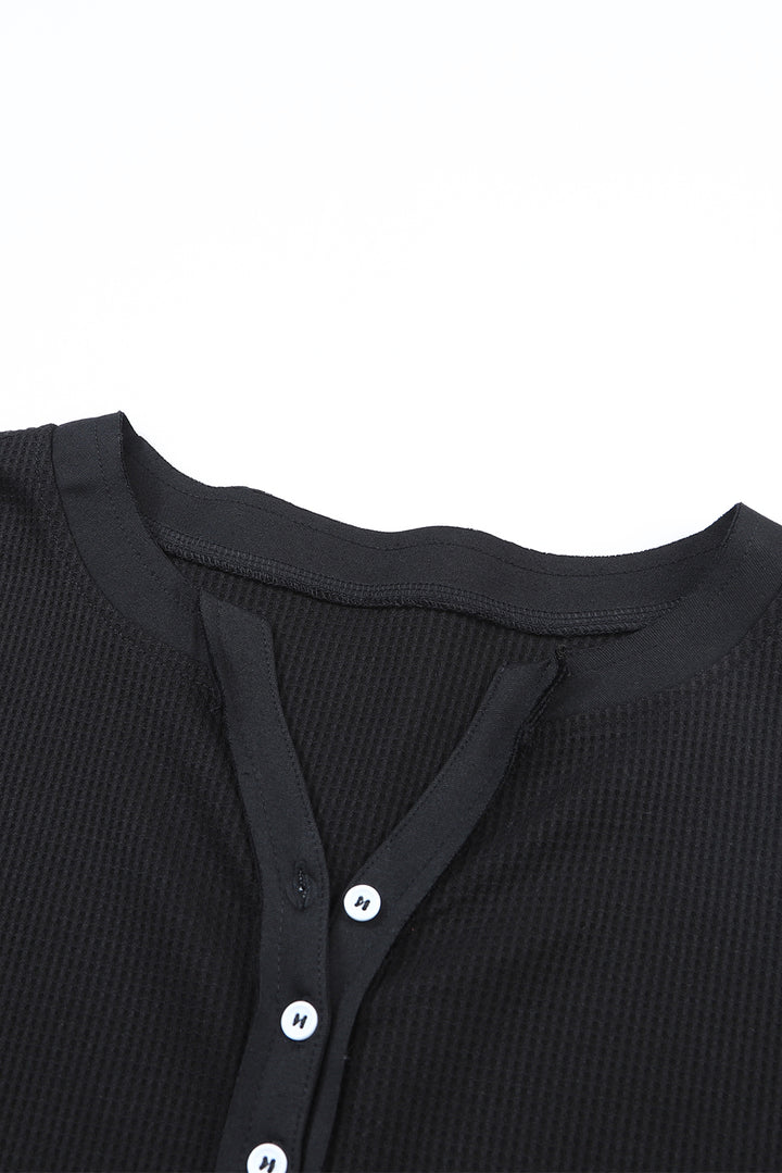 Haut Henley en tricot gaufré à encolure bordée de noir