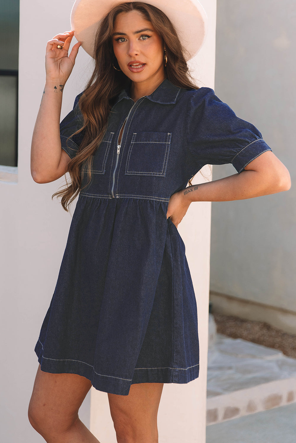 Robe en jean bleu sale à manches courtes bouffantes et col zippé