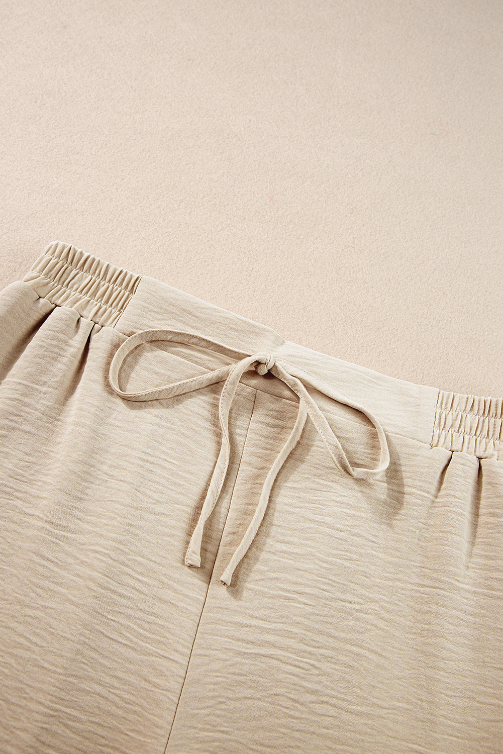 Ensemble t-shirt court beige froissé à ourlet élastique et pantalon large