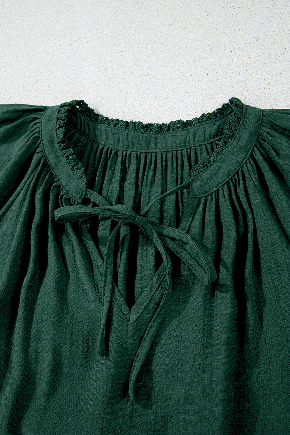 Green Bay 孔眼刺繡袖繫帶 V 領襯衫