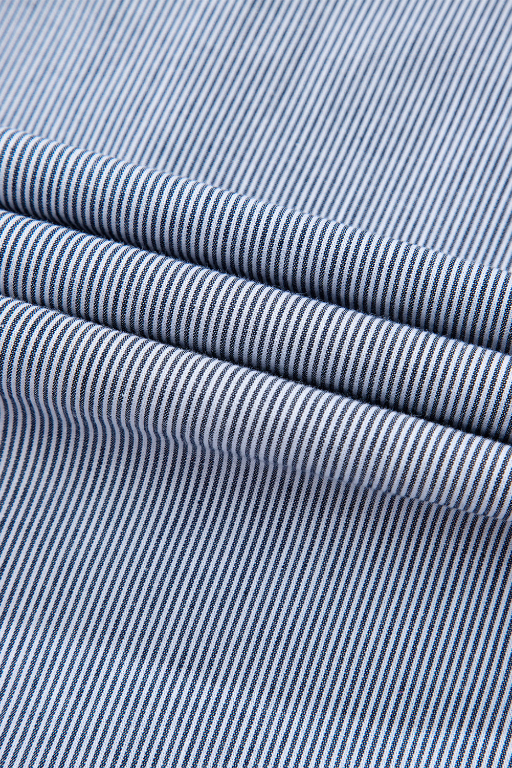 Robe courte boutonnée à rayures bleues, col sans manches, poche avant, col à volants