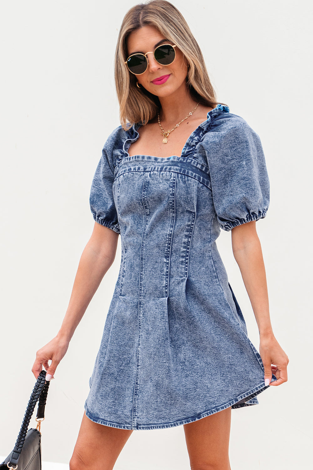 Robe courte en jean bleu à volants, col carré, manches bouffantes et bustier