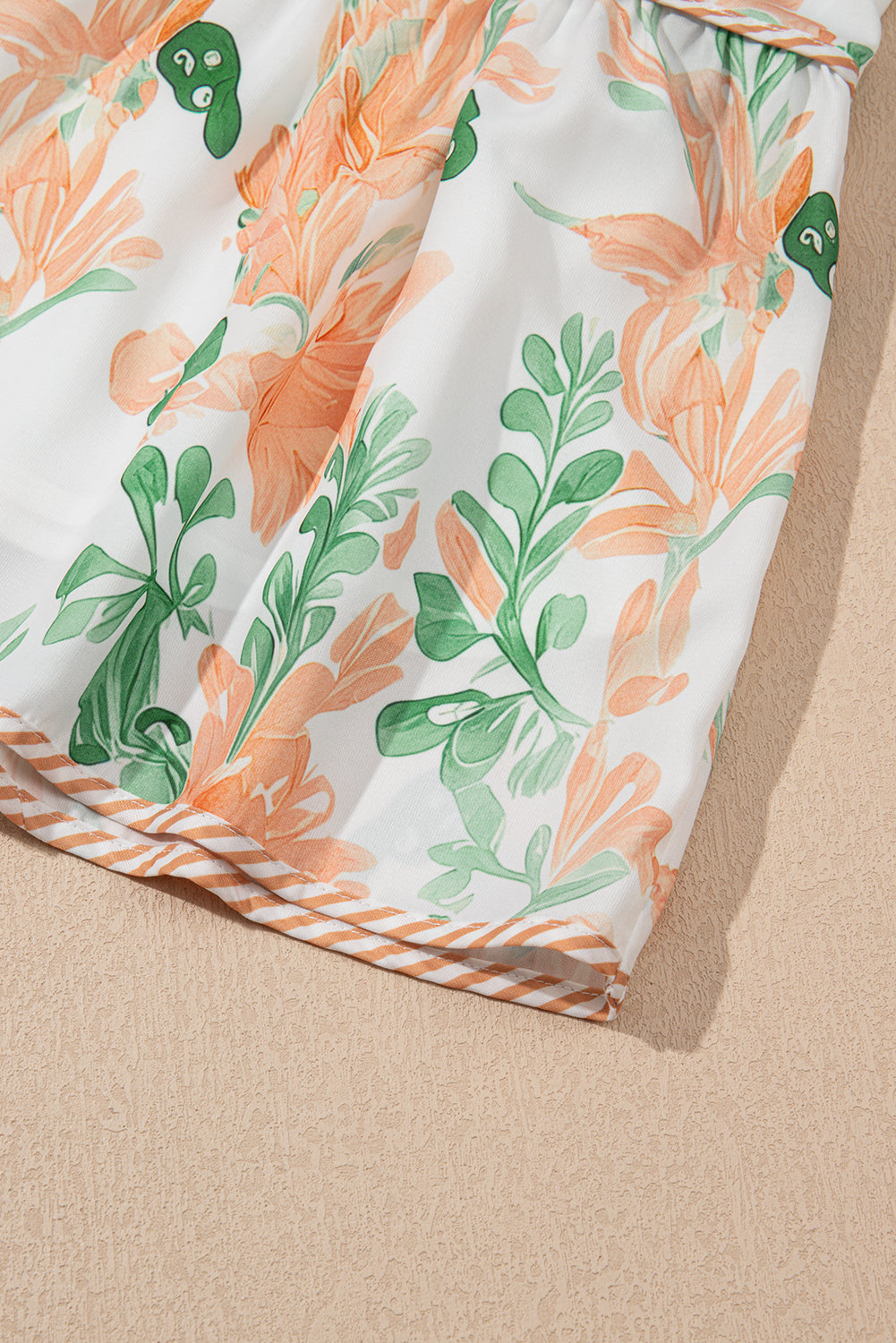 Mini-robe orange à manches courtes et bordures contrastées à fleurs