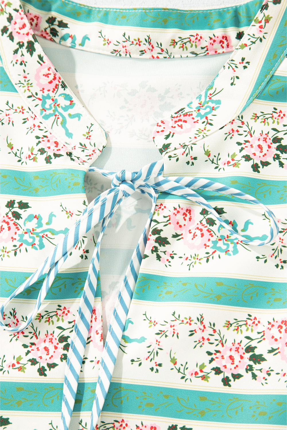 Robe mi-longue à rayures multicolores et imprimé floral, col fendu et manches bouffantes