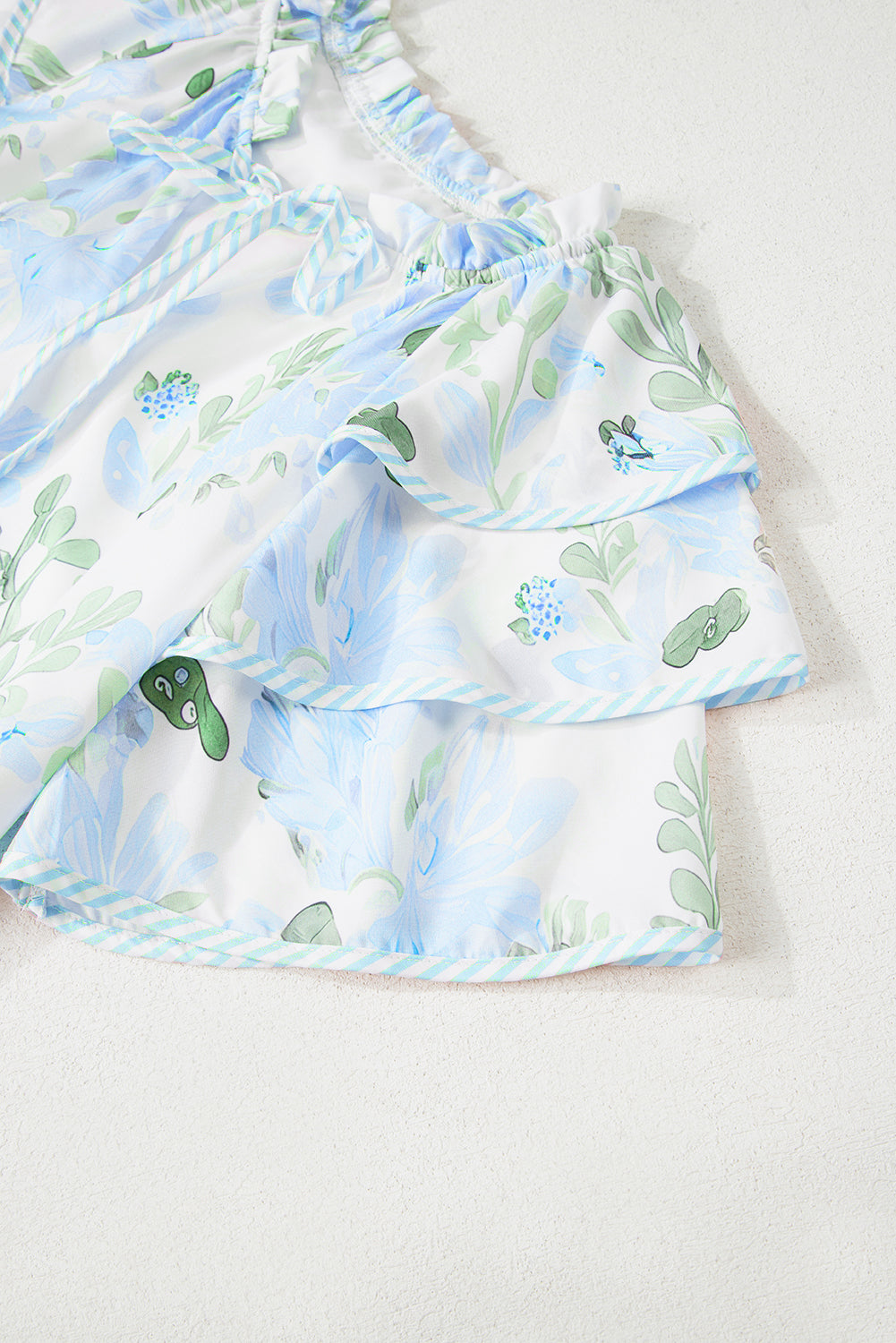 Mini-robe à manches courtes superposées et à bordures contrastées bleu ciel
