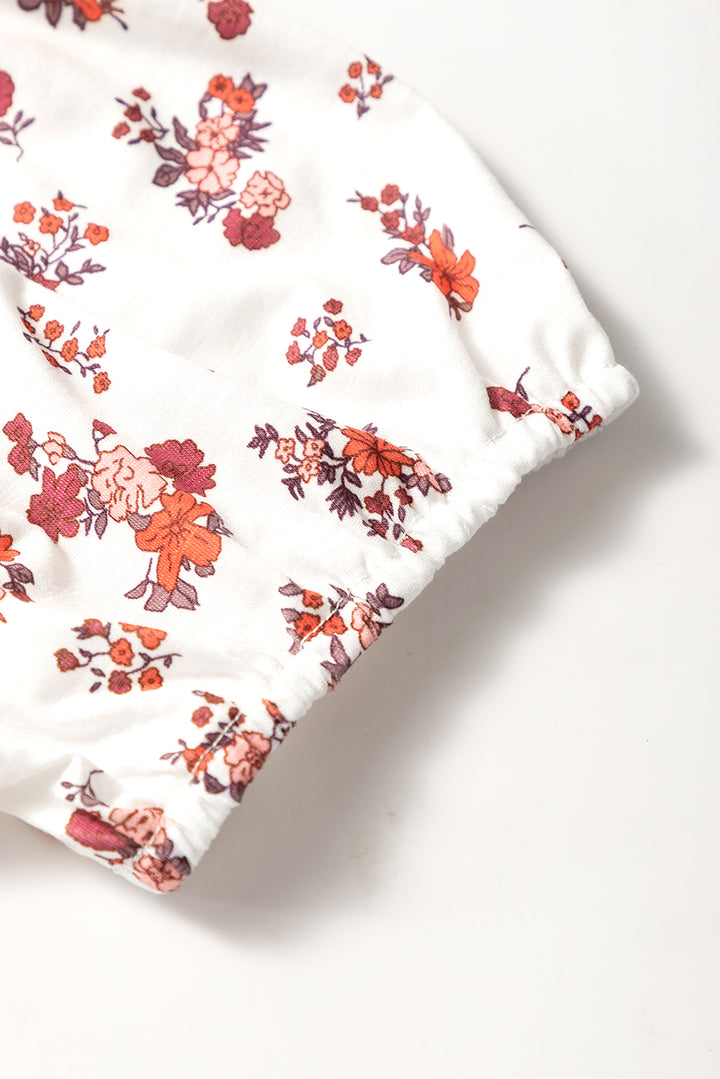 Chemisier blanc à manches courtes froncées et cintrées, style bohème floral