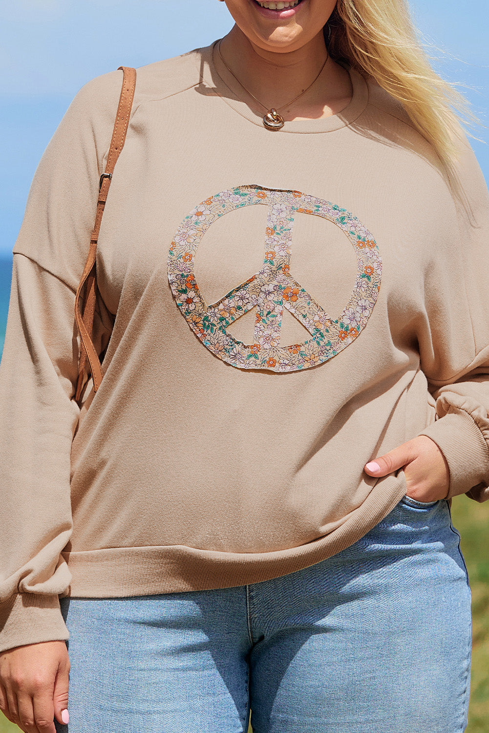 Sweat-shirt grande taille en tissu éponge délavé kaki pâle à motif floral et signe de paix