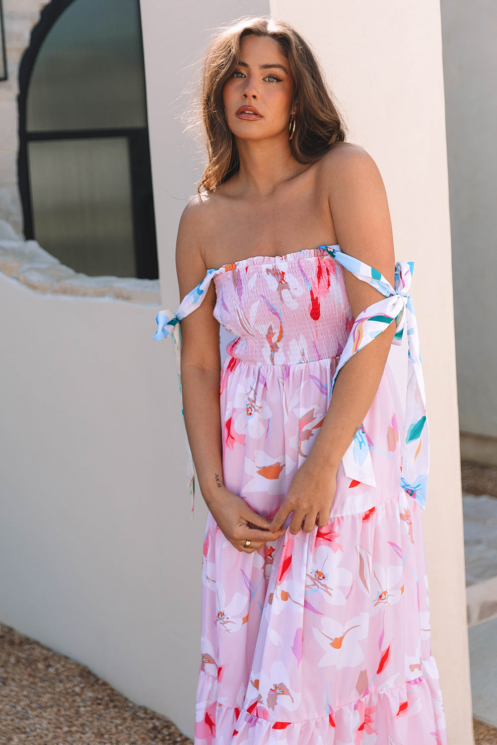 Robe longue smockée à imprimé floral rose et épaules nouées