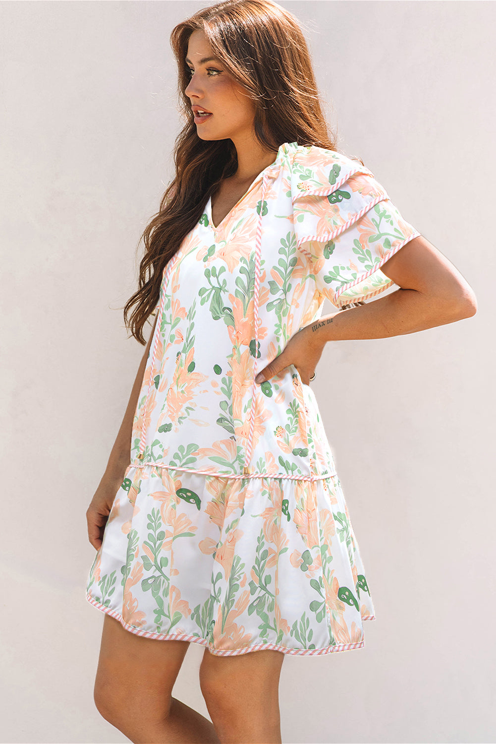 Mini-robe orange à manches courtes et bordures contrastées à fleurs