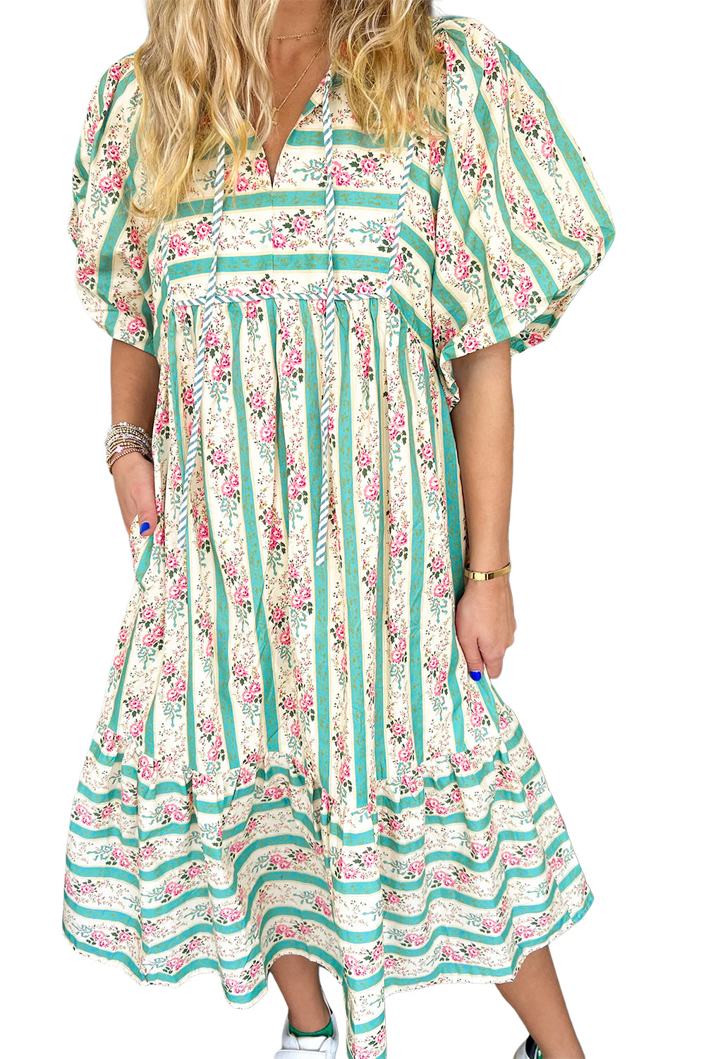 Robe mi-longue à rayures multicolores et imprimé floral, col fendu et manches bouffantes