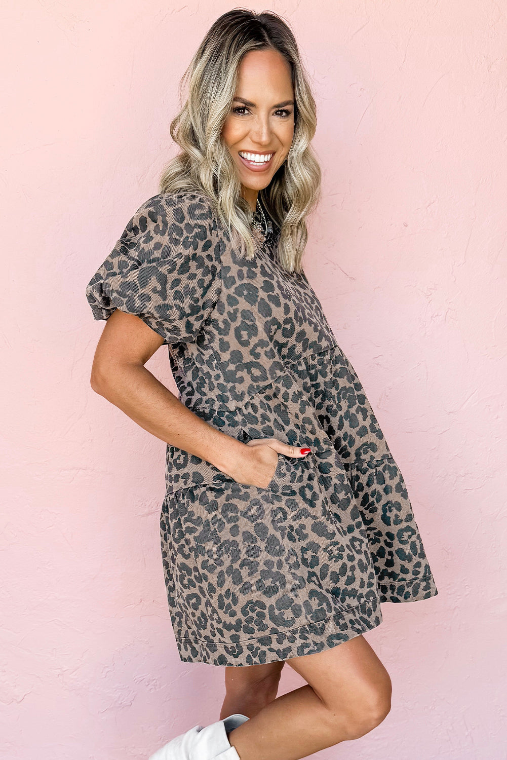 Mini-robe en jean marron à manches courtes bouffantes et imprimé léopard