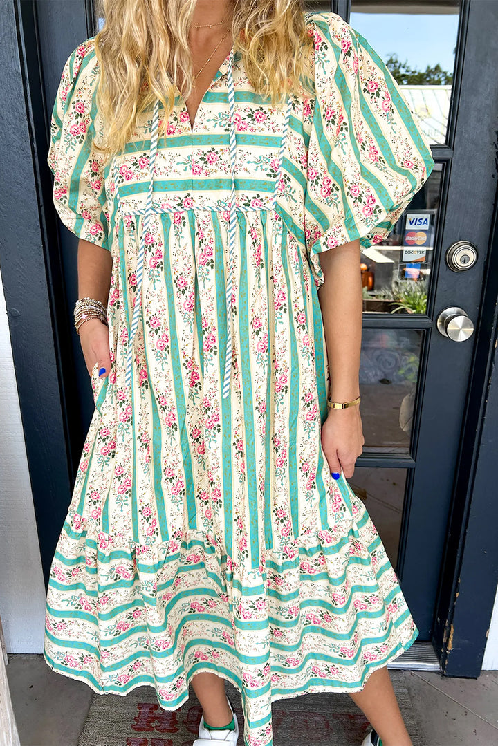 Robe mi-longue à rayures multicolores et imprimé floral, col fendu et manches bouffantes