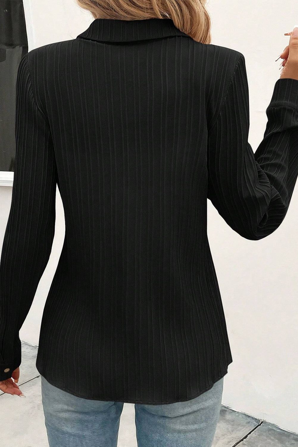 Chemise noire unie texturée à col rabattu et boutons