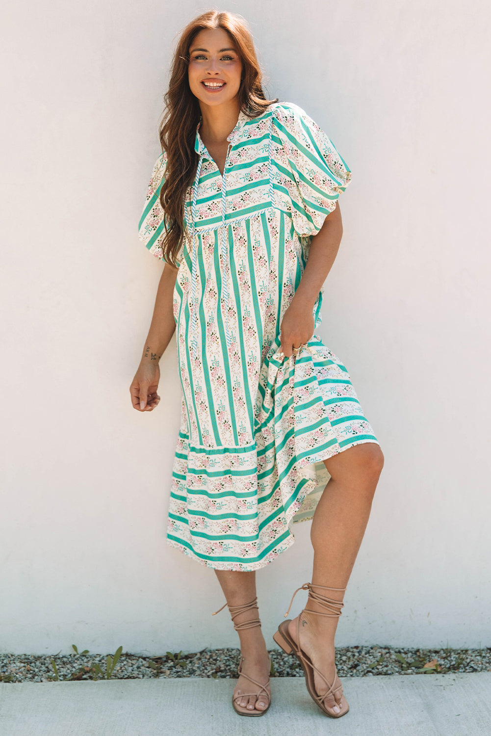 Robe mi-longue à rayures multicolores et imprimé floral, col fendu et manches bouffantes