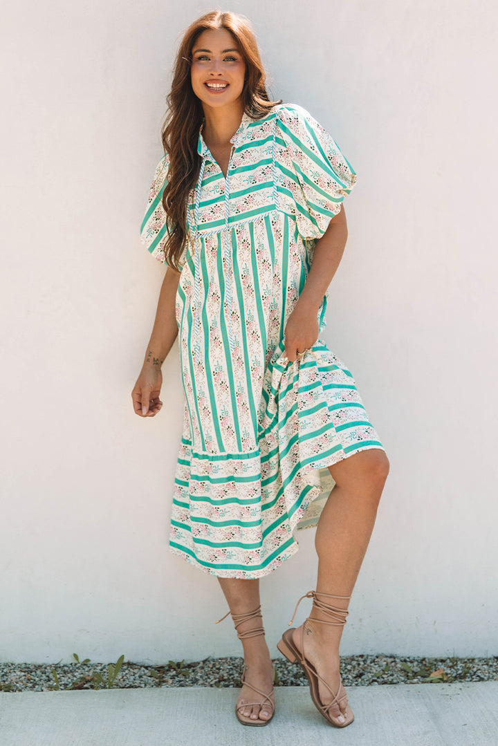 Robe mi-longue à rayures multicolores et imprimé floral, col fendu et manches bouffantes