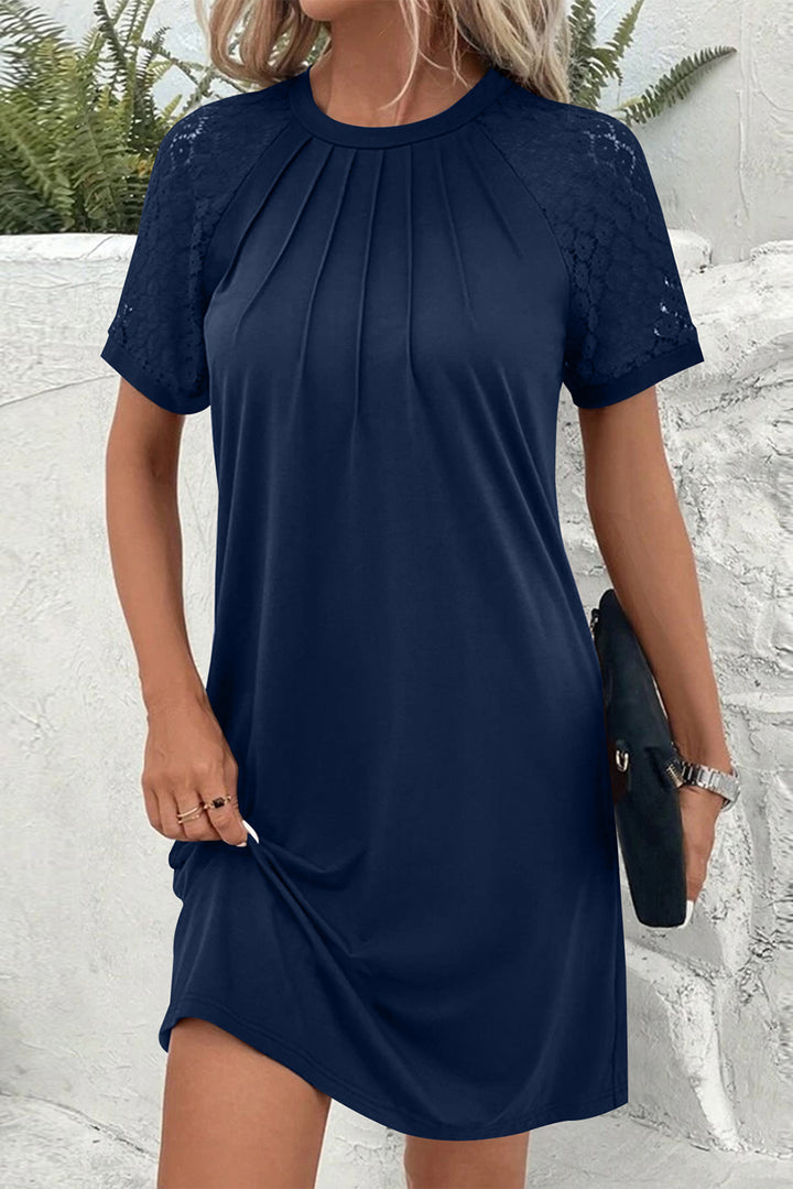 Robe droite bleu marine à manches raglan et détails plissés en dentelle contrastante