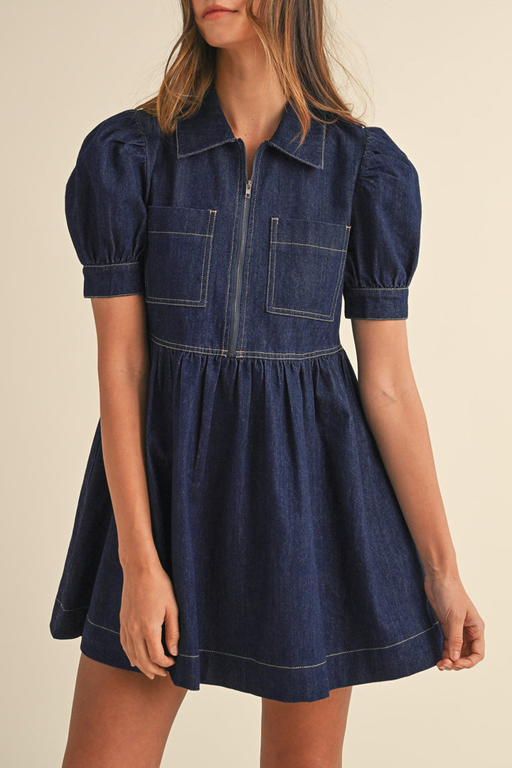 Robe en jean bleu sale à manches courtes bouffantes et col zippé
