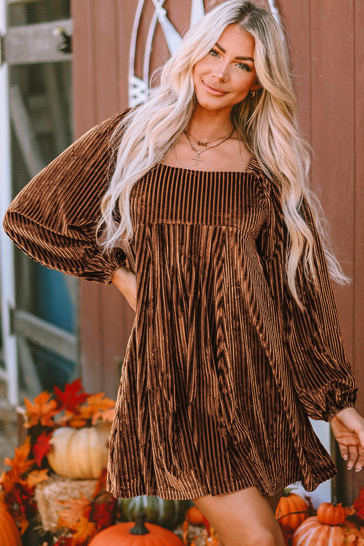 Robe babydoll en velours marron à col carré et lien dans le dos