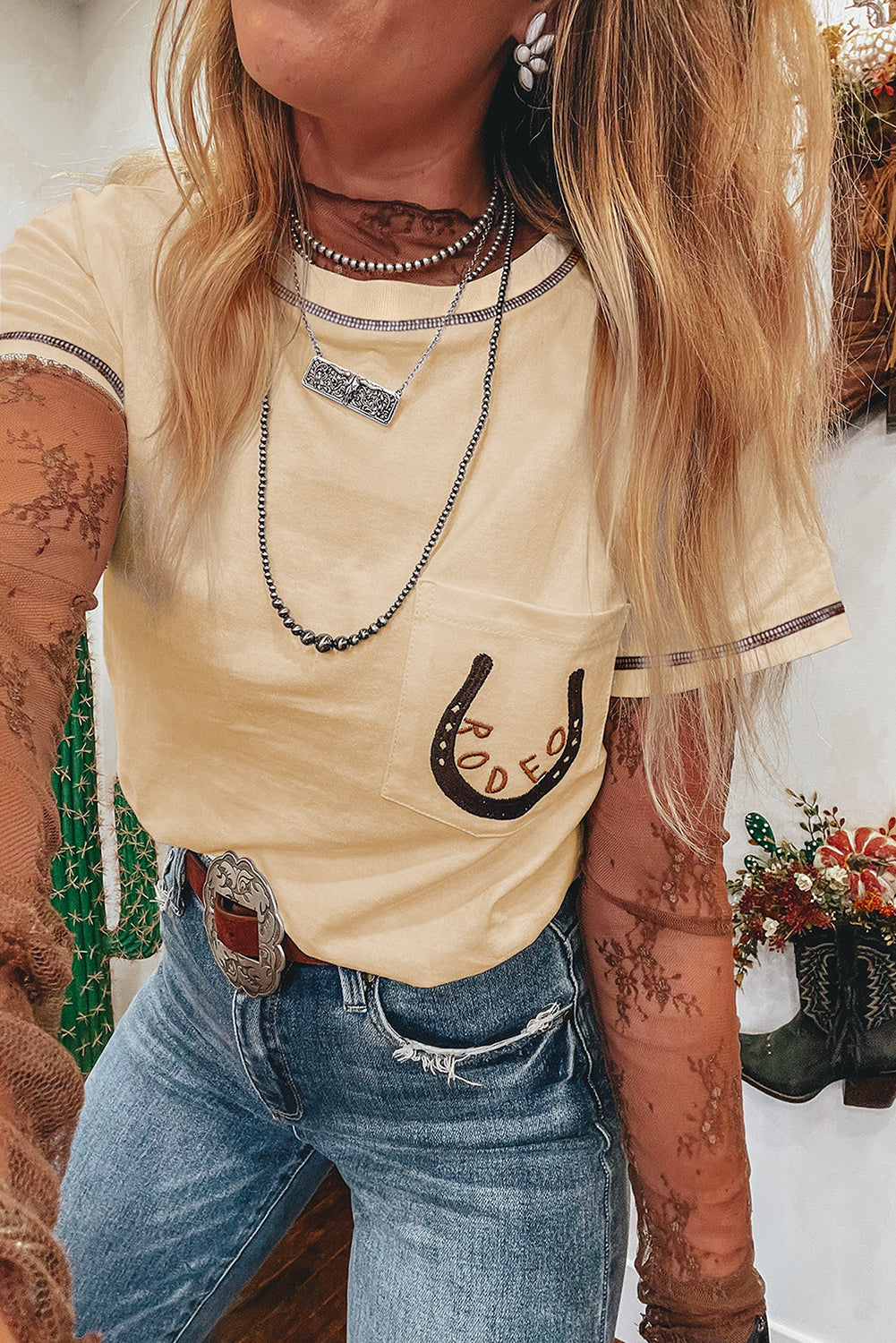 杏色 RODEO 馬蹄形刺繡貼袋 T 卹