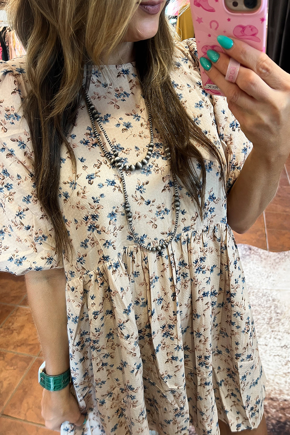 Mini-robe taille empire beige à manches courtes bouffantes et à fleurs