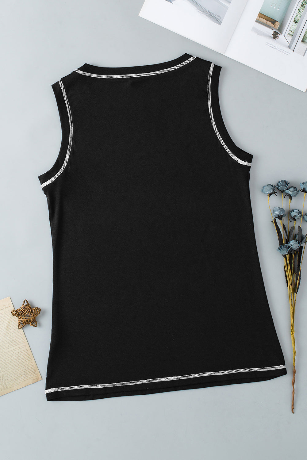 Haut sans manches à col rond et coutures contrastées noires