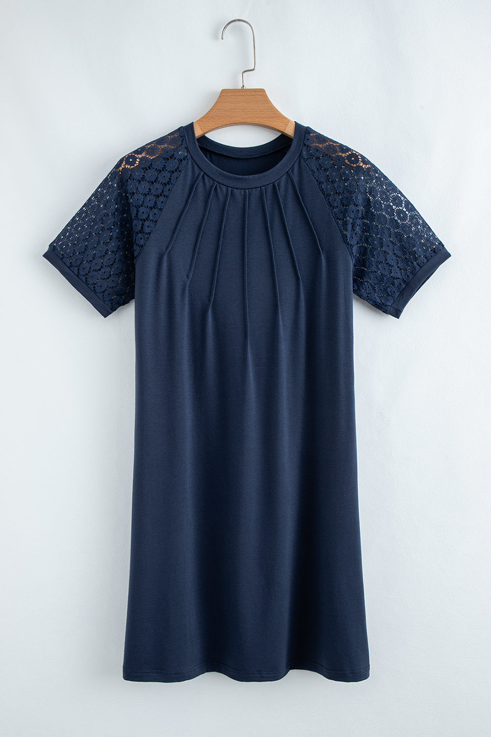 Robe droite bleu marine à manches raglan et détails plissés en dentelle contrastante