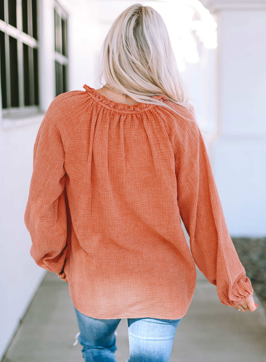 Chemisier orange texturé froissé à volants, col fendu et manches bouffantes