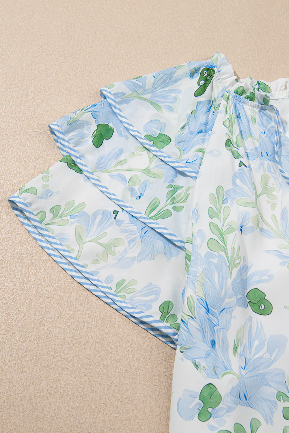 Mini-robe à manches courtes superposées et à bordures contrastées bleu ciel